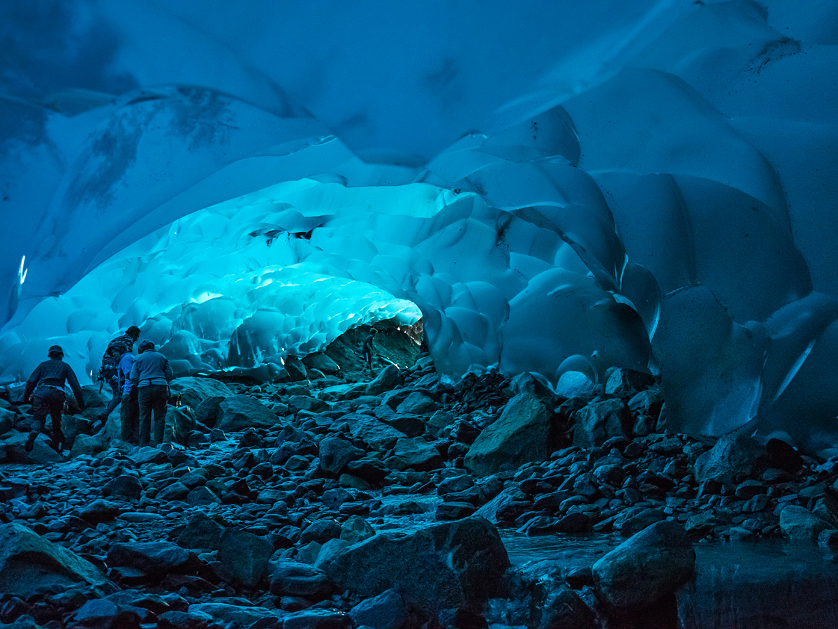 Ледяная пещера под ледником в Джуно, Аляска (США)