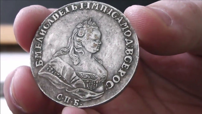 Мошенники с серебряными монетами, показывает что нашёл монеты