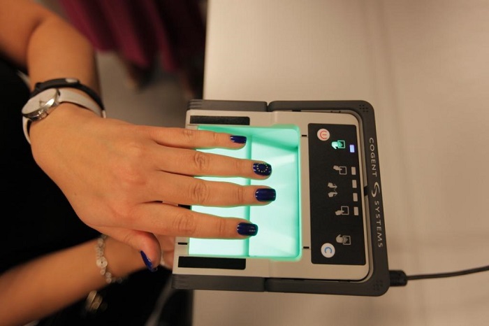 Как снимают отпечатки пальцев, дактилоскопия в России