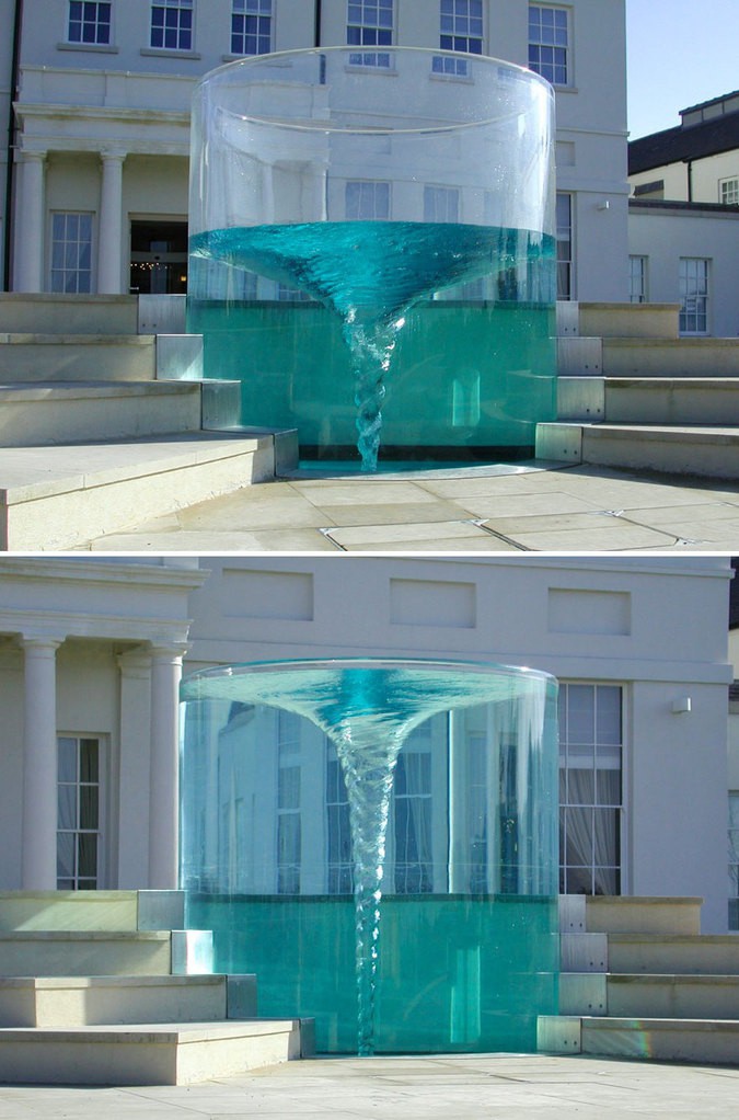 Харибда фонтан водоворот в прозрачном цилиндре в Великобритании