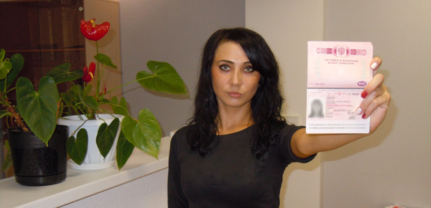 фото с паспортом в руке