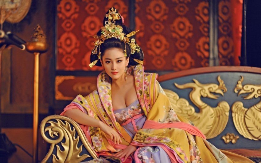 Китаянка в золотом новогоднем платье